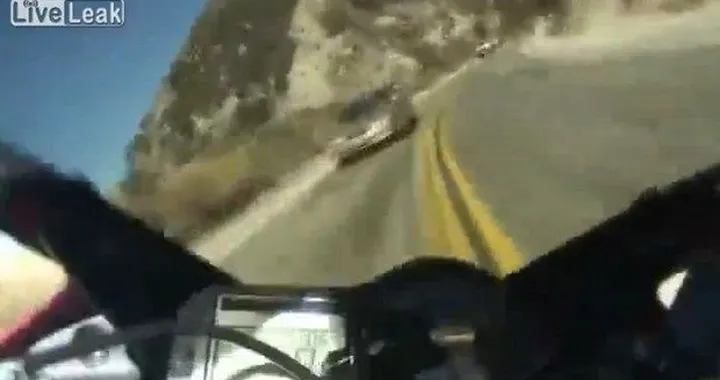 Motociclista gioca a dadi con la morte [video]