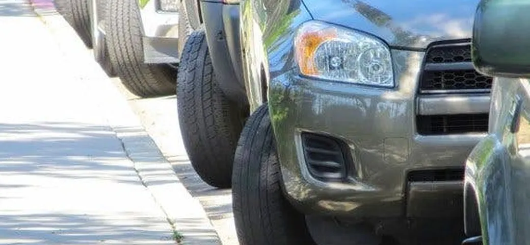 Parcheggiare con le ruote girate, perché è una cattiva abitudine