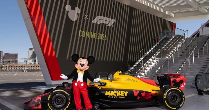 Topolino sale in monoposto: la magia Disney corre in Formula 1