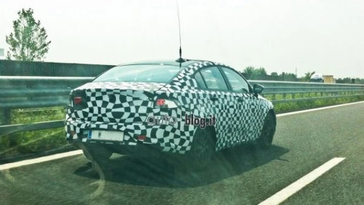 Un lettore ci invia le foto spia di una misteriosa berlina