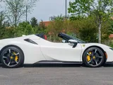 Ferrari SF90 corre tanto forte quanto il suo deprezzamento da record