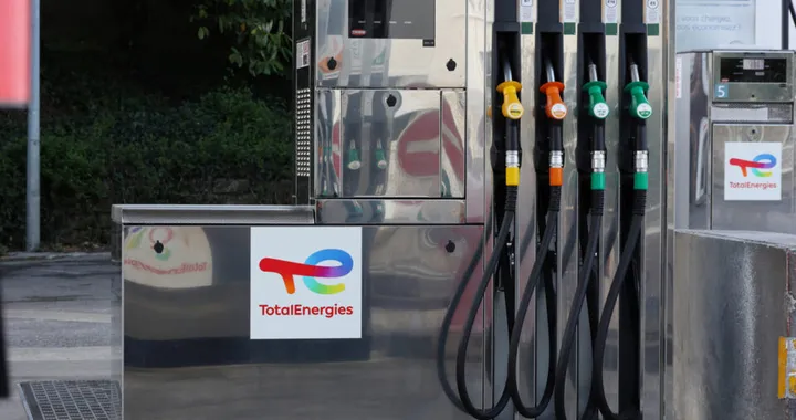 Benzina, cambia l’etichetta alla pompa: arriva una nuova dicitura per alcuni carburanti