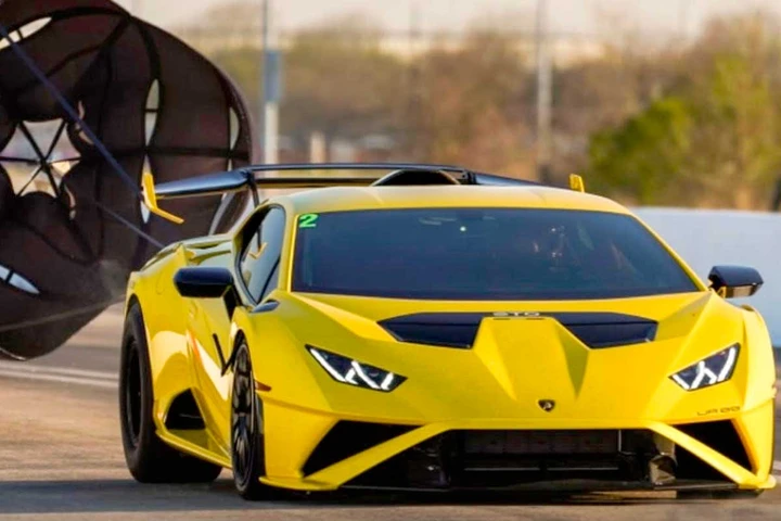 Una Lamborghini da 3500 CV che sfiora i 400 km/h: da record