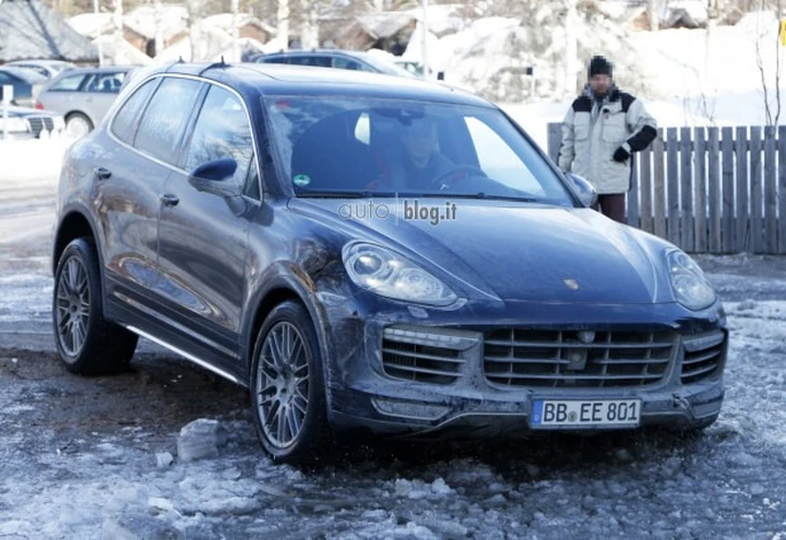 Porsche Cayenne Turbo: foto spia del facelift
