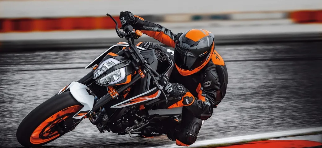 KTM presenta la nuova 890 Duke R: caratteristiche tecniche e prezzo