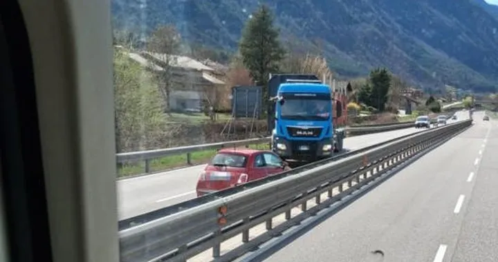 Camionista si mette di traverso e salva l'auto in contromano