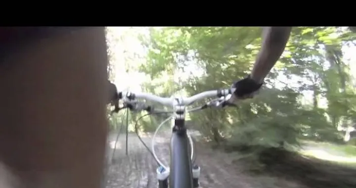 Luca Scassa si allena in mountain bike