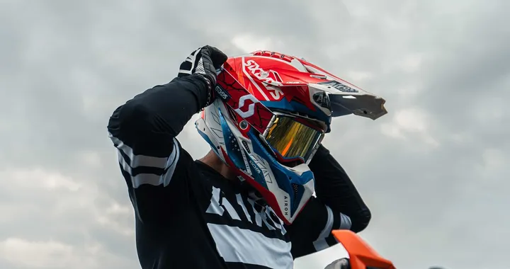 Airoh Aviator 3 Six Days France: il casco in serie limitata celebra l'enduro