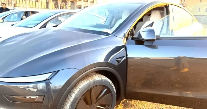 Consegna disastrosa per la Tesla Model Y: sporca dentro e fuori