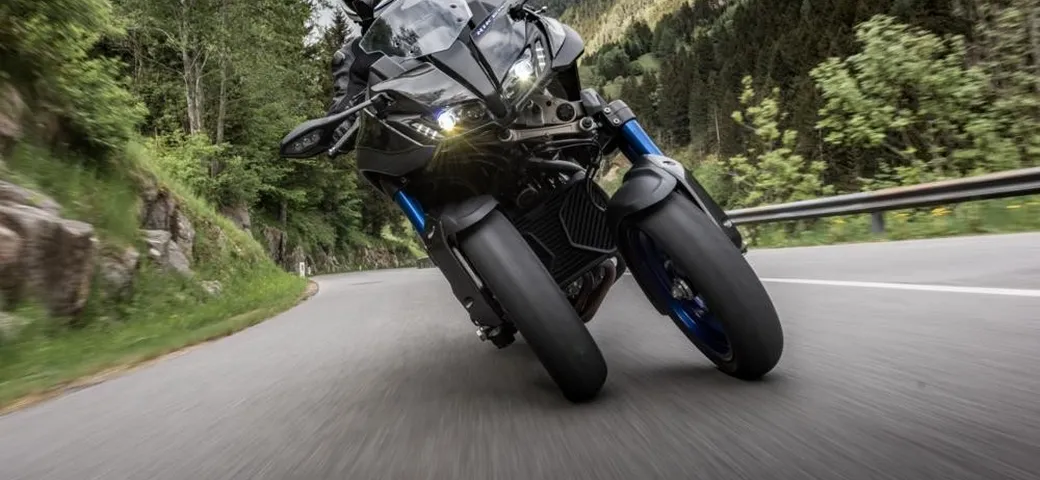 Yamaha Niken, con Pedersoli e Salvadori alla gara in salita