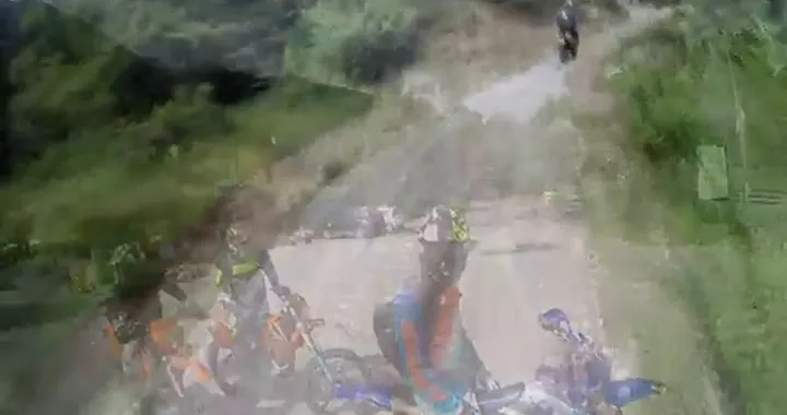 Off road in moto con qualche caduta