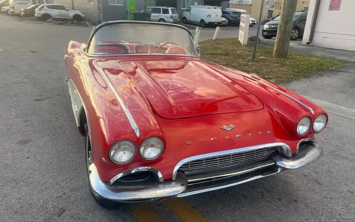 Chevrolet Corvette V1 del 1961 all'asta a 1 dollaro, senza riserve
