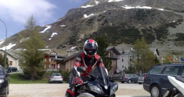 Foto del giorno: Yamaha R6 al fresco di Montespluga