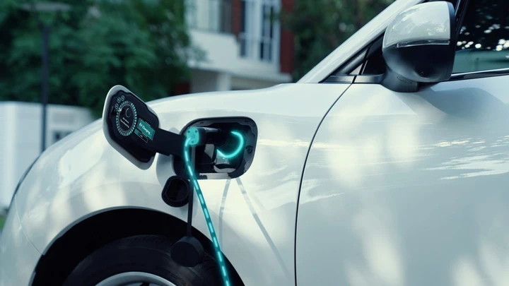 BYD introduce la ricarica che impiega meno tempo di un rifornimento di benzina