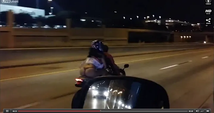 Donna con il gonnellino svolazzante in moto [Video]