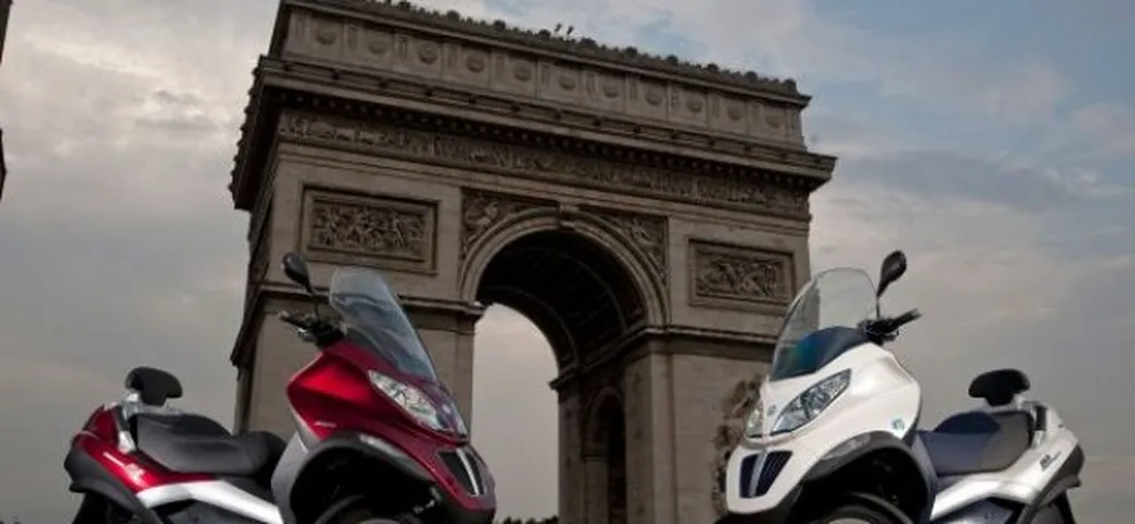 Piaggio MP3: debutta la gamma 2010 che comprende la versione ibrida 300cc