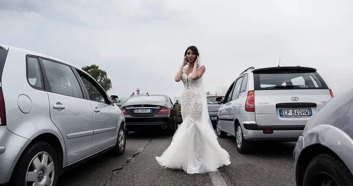 Pontina bloccata: sposa verso l'altare... in contromano!