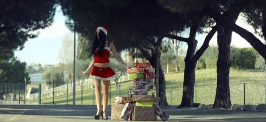 Babbo Natale consegna i regali a suon di drift