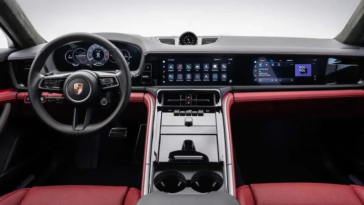 Nuova Porsche Panamera: prime immagini degli interni