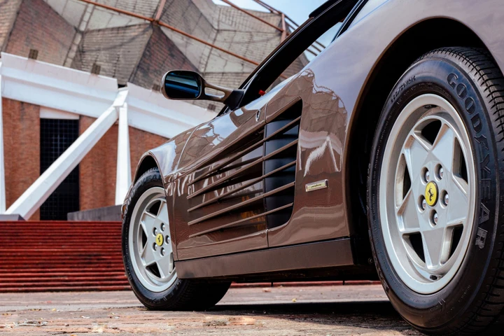 Ferrari Testarossa: all'asta un raro esemplare marrone metallizzato