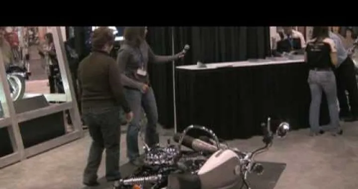 Video: come sollevare una moto da terra