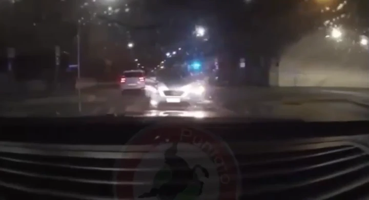 Milano, folle inseguimento contromano per oltre 20 minuti: a bordo due ragazzini [Video]