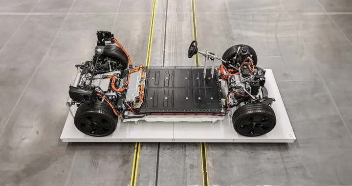 Porsche rivoluziona le batterie con l'AI, più sicurezza ed efficienza