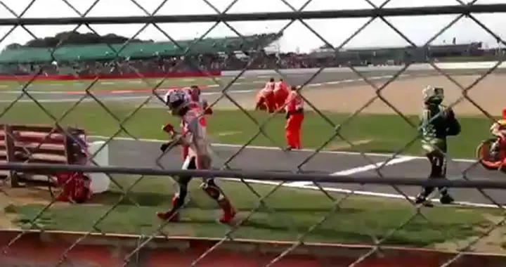 Silverstone Marquez esce dalla pista dopo lincidente