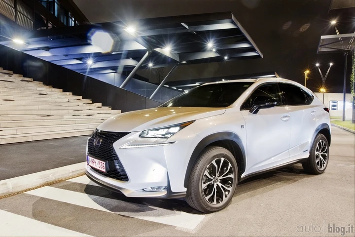 Lexus NX: ecco quella con le ruote di ghiaccio [Video]