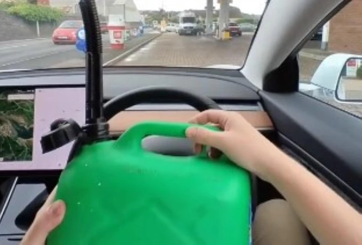 Crisi carburanti in UK: il proprietario Tesla deride gli automobilisti in coda [Video]