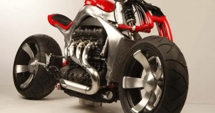 Triumph Rocket III by Roger Allmond