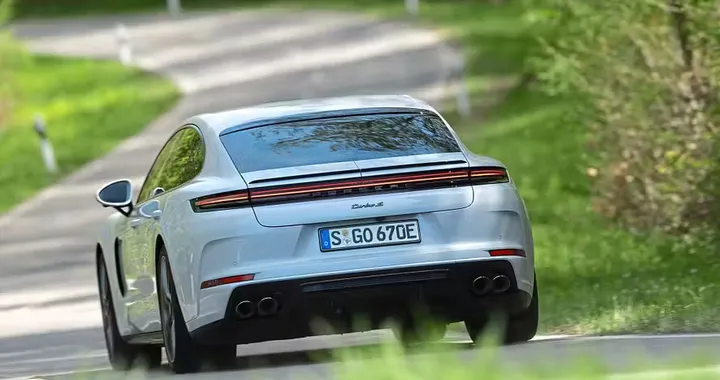 Chi ha una sportiva plug-in utilizza l'elettrico per lo 0,8% del tempo