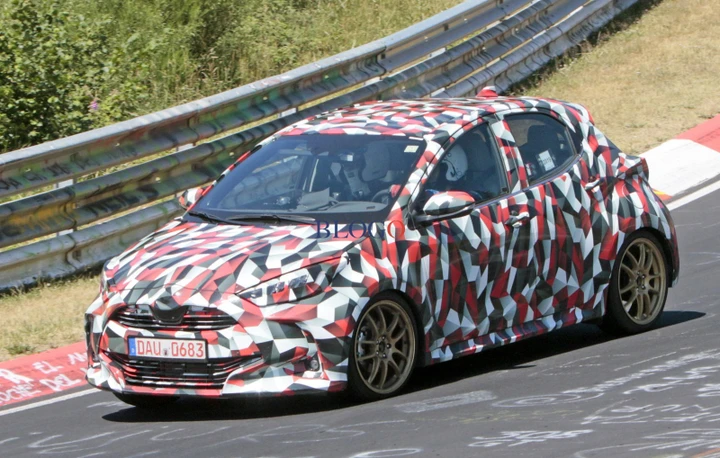 Nuova Toyota Yaris: foto spia al Nurburgring
