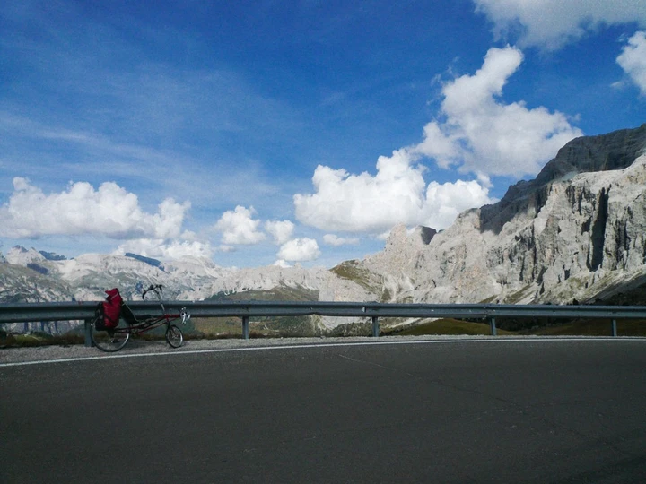 Dolomiti: stop a moto e auto a Passo Sella