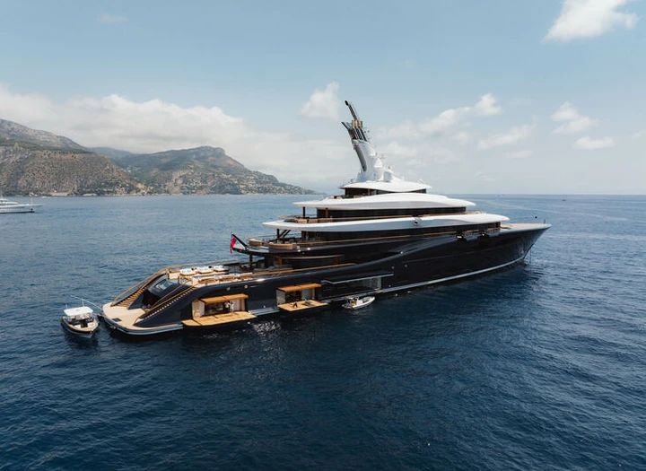 Breakthrough arriva all'Isola d'Elba, il superyacht a idrogeno da 650 milioni