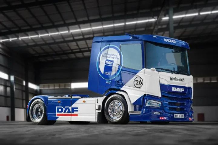 Sembra un camion da corsa anni ’90, ma trasporta latte: il DAF elettrico ha 480 CV