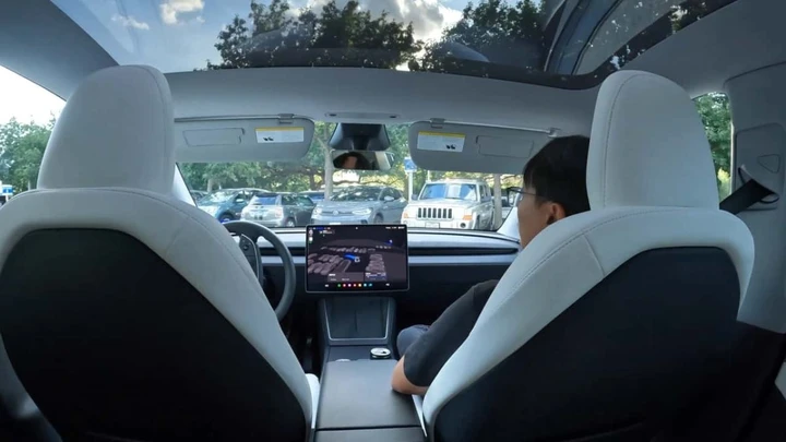 Il Robotaxi va in tilt e non esce dal parcheggio: disastro Tesla