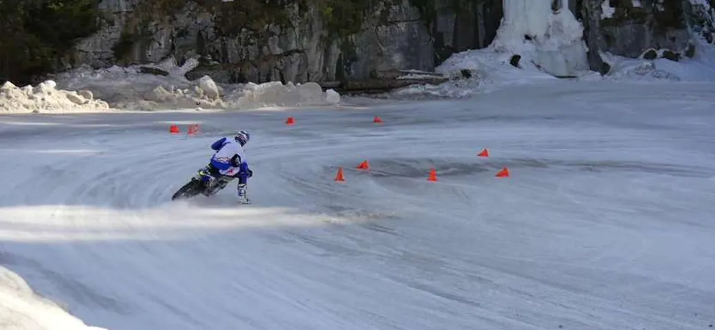 Loris Baz, ancora derapate sulla neve! [Video]