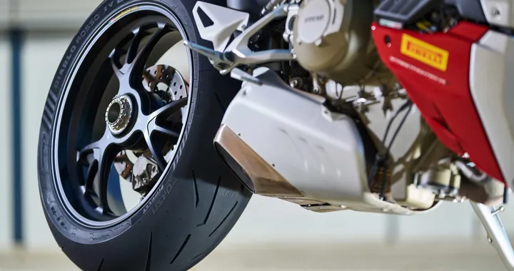 Pirelli presenta il nuovo Diablo Rosso IV Corsa