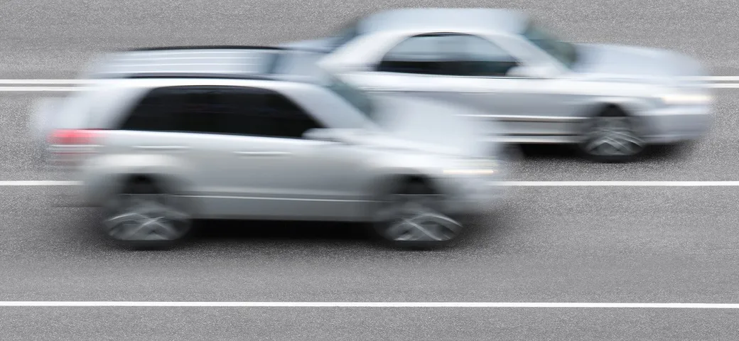 Il sorpasso a destra: quando è consentito, quando è vietato e cosa fare in autostrada