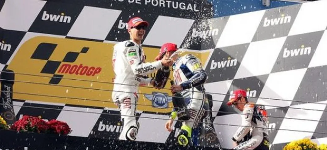 MotoGP: Estoril è Lorenzo's Land per la terza volta consecutiva. Rossi si inginocchia al potere spagnolo. Spettacolo Dovizioso-Simoncelli