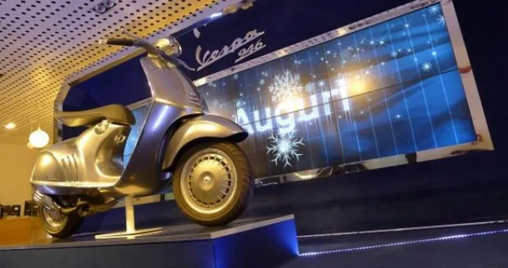 La Vespa 946 in esposizione allo Spazio Broletto 13 di Milano