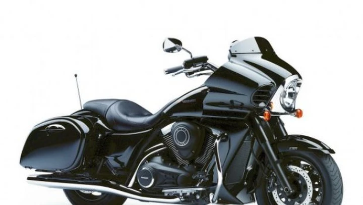 Kawasaki VN1700 Voyager Custom 2011: bagger di serie in abito scuro