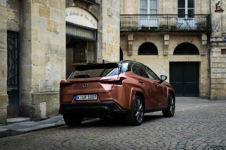 Lexus UX 300h nuovo sistema ibrido