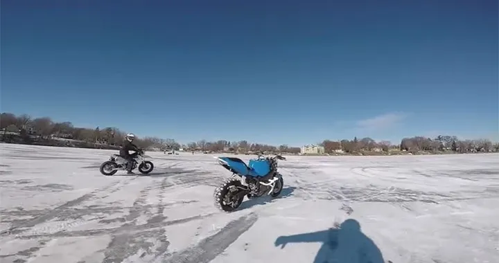 Moto indemoniata sul lago ghiacciato [Video]