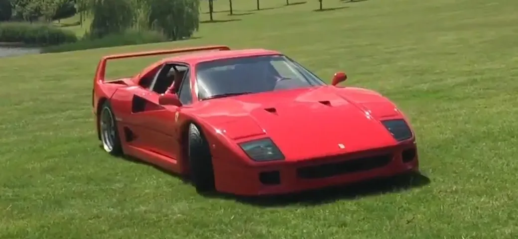 Ferrari F40 e Ferrari Enzo in drifting sul prato [Video]