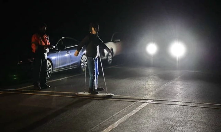 La frenata di emergenza automatica ha problemi al buio e in curva?