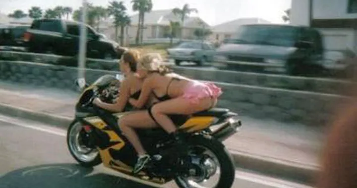 Motocicliste in bikini