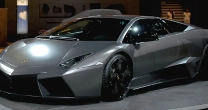 Lamborghini Reventón e Bugatti Veyron Pur Sang