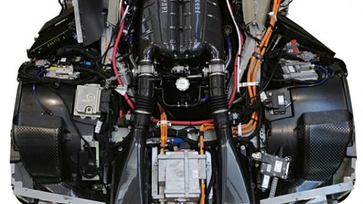 Ferrari F70: prime foto ufficiali per il motore della nuova Enzo